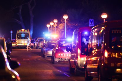 Los servicios de emergencias, este martes por la noche en la calle Els Replanells de Salou.