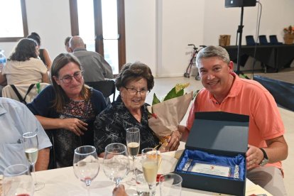 Encarnació Martínez amb l'alcalde i una regidora de l'Ajuntament de Forès