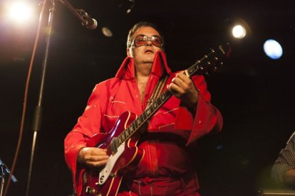 Ariel Santamaria durante un concierto.