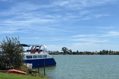 El barco, justo después de atracar en Deltebre, con el río a sus pies.