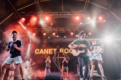 Els Catarres, durant una actuació al Canet Rock.