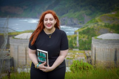 La escritora Alaitz Leceaga en el paisaje de 'La última princesa'.
