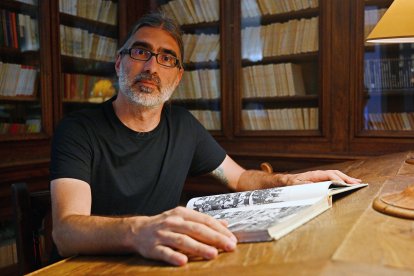 L’historiador reusenc Joan Navais, al Centre de Lectura de Reus, on atén al Diari.