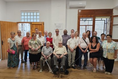 Un grup d'aviès i avis de Paüls just després de la presentació, amb Adell i Llauradó.