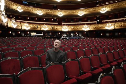 El director de escena norteamericano Bob Wilson posando en la platea del Gran Teatre del Liceu en Barcelona
