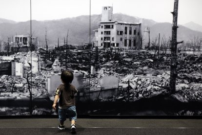 Un niño en el Memorial de la Paz de Hiroshima.