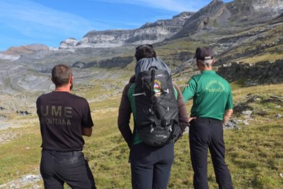 Especialistas de la Guardia Civil y de la Unidad Militar de Emergencias (UME) en un rescate en Huesca.
