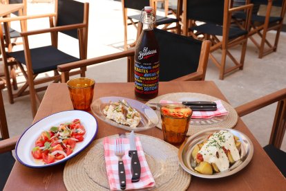 El Fènix, una terraza para comer, beber y resguardarse del calor urbano.