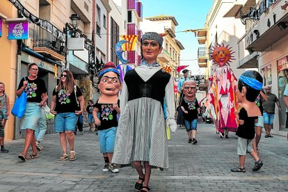 Sortida de gegants i capgrossos pels carrers d’Amposta.