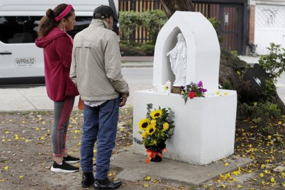 Una grupo de personas ora frente a un altar ubicado en el parque El Golfito del barrio Modelia, lugar del atentado contra el senador y precandidato presidencial Miguel Uribe.