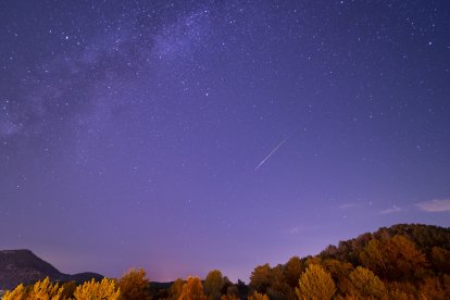 Una perseida junto a la Vía Láctea, 11 de agosto de 2024.