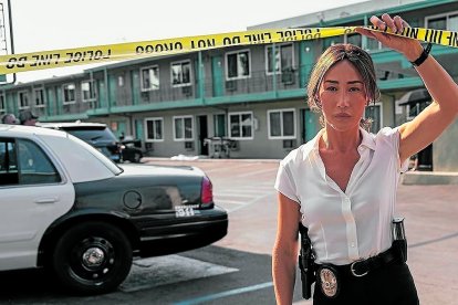 La actriz Maggie Q interpreta a Renée Ballard.