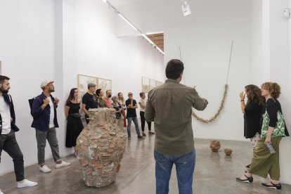 Visita guiada en una galería de arte contemporáneo.