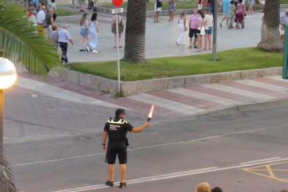Un agent de la Policia Local regulant el trànsit al passeig Jaume I.
