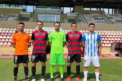 Los jugadores del Reus posan con las nuevas camisetas.