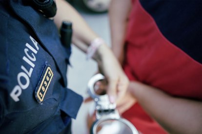 agente mossos d'esquadra esposas detención amposta