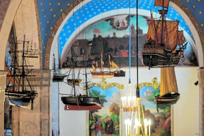 El sostre de l'ermita hi pengen una sèrie de barques que recorden el passat mariner de la ciutat.