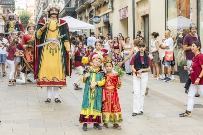 Els Gegants Vells van participar a la cercavila.