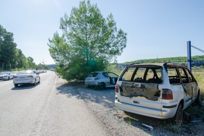 Los coches quemados que hay en el vial de acceso a la estación de Camp de Tarragona.