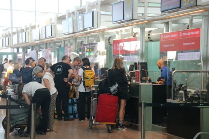 Colas en la facturación de algunas compañías en el Aeropuerto del Prat de Barcelona.