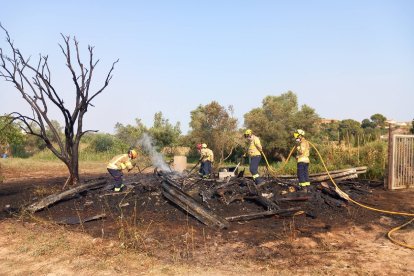 Los bomberos durante la extinción.