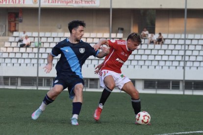 Álex Jiménez pelea un balón durante el amistoso de pretemporada disputado en el Municipal de L’Hospitalet.