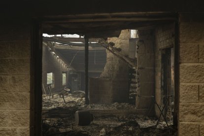 Vista de una construcción calcinada como consecuencia del incendio forestal en Carballeda de Avia (Ourense)