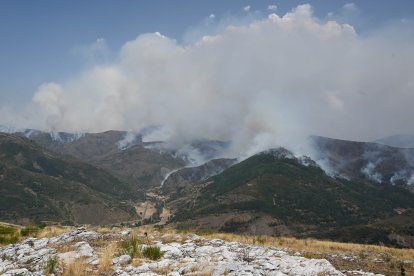 Vista del incendio de Barniedo (León), que afecta a los Picos de Europa