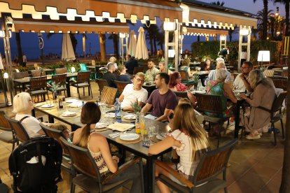 Huéspedes cenando en la terraza del Hotel Casa Blanca de Salou, este fin de semana.
