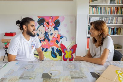 La ‘facilitadora’, Mònica Roig, en una conversa amb un dels treballadors novells a la Fundació Villablanca