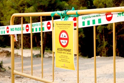 Un cartel que informa sobre la prohibición de acceder a las pozas de La Febró por riesgo de incendio