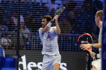 Tonet Sans, golpeando la bola ante la mirada de Marc Quílez.