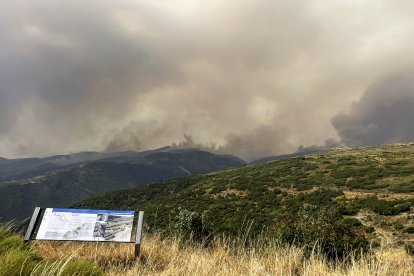 Vista del incendio en Odollo y Llamas este viernes, desde Castrillo de Cabrera (León)