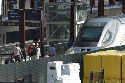 Adif mantiene suspendida la alta velocidad entre Madrid y Galicia por los incendios