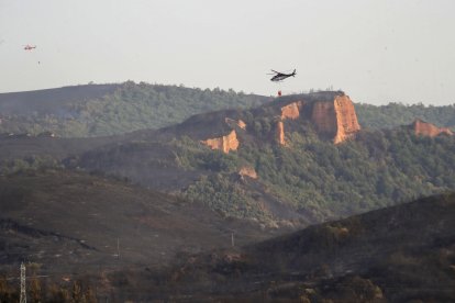 Medios aéreos sobre una zona afectada por el fuego