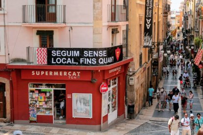 Pancarta que hay en un balcón de la Plaça de les Cols.
