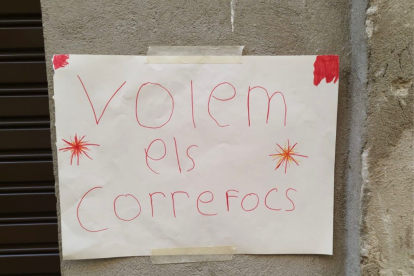 Alguns infants d'Ulldemolins van penjar cartells reclamant els correfocs
