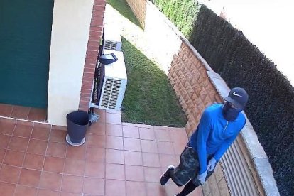 Imatge del detingut, captada per les càmeres de seguretat d'un dels habitatges assaltats