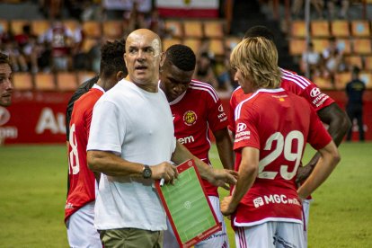 Luis César da instrucciones a sus jugadores en el Nou Estadi.
