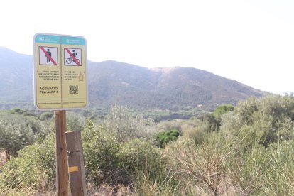 Un cartel prohíbe la entrada a pie y en bicicleta en el Parc Natural del Cap de Creus