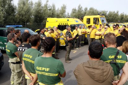 Reunión informativa del convoy con ADF, GEPIF y Agents Rurals antes de salir desde Torrefarrera, en el Segrià, hacia Castilla y León.