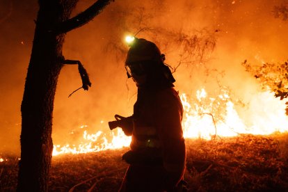 Lucha contra el fuego en el incendio que calcina Oimbra (Ourense).