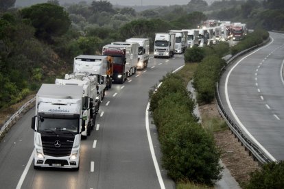 Retención de camiones en la AP-7 entre Freginals y L’Aldea