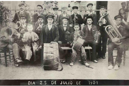 La primera fotografia de la història de la Banda, realitzada en plena Festa Major del municipi de l’any 1901.