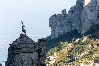 Estatua de una cabra salvaje.