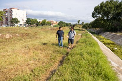 El concejal de Medi Ambient, Guillermo García de Castro, junto a un técnico del departamento en el Riu Clar