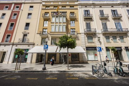 Fachada de la OMAC donde se tramita el padrón. FOTO: ÀNGEL ULLATE