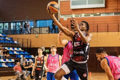 Traoré en una entrada a canasta con el Sant Cugat.