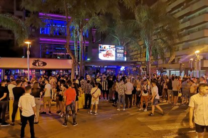 La calle Carles Buigas de Salou es uno de los epicentros del ocio nocturno.