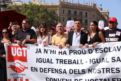 El secretario general de UGT, Pepe Álvarez, y el secretario general de UGT de Catalunya, Camil Ros, durante la protesta en Barcelona.